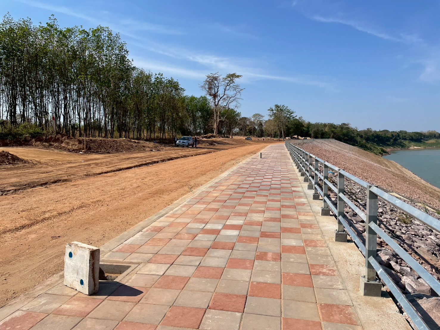 โครงการก่อสร้างเขื่อนป้องกันตลิ่งริมแม่น้ำโขง  บ้านโนนตาล  หมู่ที่ 10 (ต่อเนื่องเขื่อนเดิมปี 61 เหนือน้ำ) พร้อมปรับปรุงภูมิทัศน์  บริเวณจุดชมวิวหาดชมดาว  ตำบลนาตาล อำเภอนาตาล  จังหวัดอุบลราชธานี  ความยาวไม่น้อยกว่า 500 เมตร   โดยทำการก่อสร้างในความยาว 792 เมตร